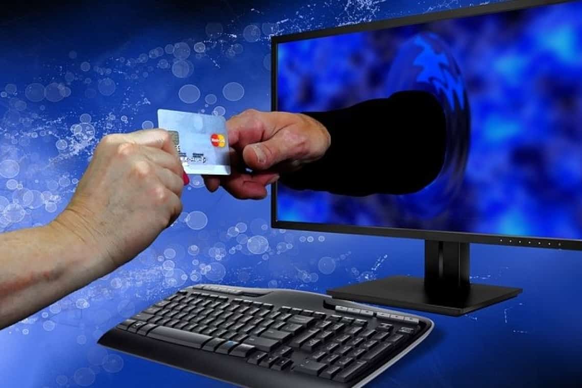 Prahovean, condamnat la închisoare cu suspendare, cu interdicția de a deține arme și de a participa la adunări publice, după ce a păcălit zeci de persoane prin fraudă informatică