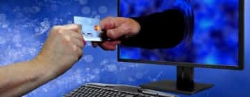 Prahovean, condamnat la închisoare cu suspendare, cu interdicția de a deține arme și de a participa la adunări publice, după ce a păcălit zeci de persoane prin fraudă informatică