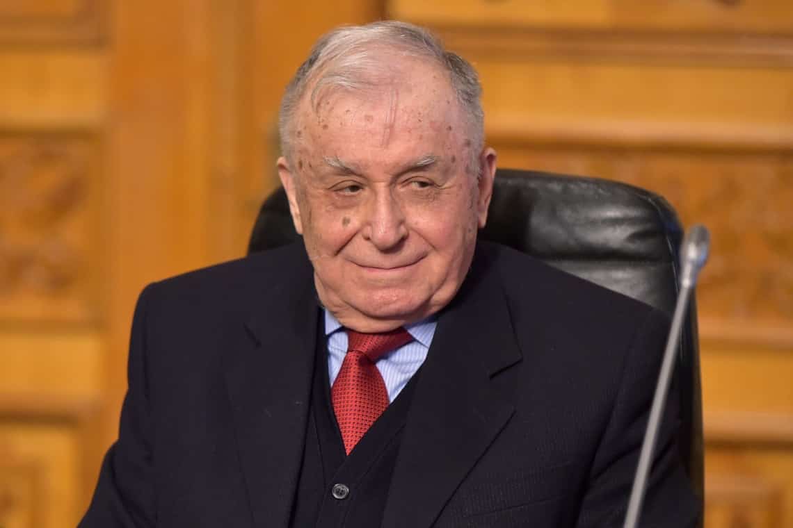 O instituție din subordinea Guvernului României cere retragerea titlului de luptător în Revoluție al fostului președinte Ion Iliescu