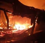 Un incendiu violent a mistuit o fabrică de mobilă din Măneciu. Imagini ISU Prahova