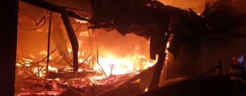 Un incendiu violent a mistuit o fabrică de mobilă din Măneciu. Imagini ISU Prahova