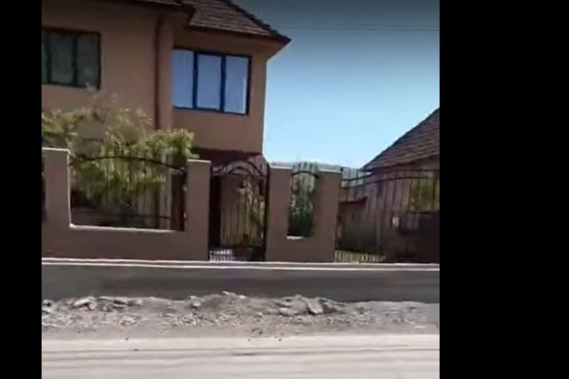 Dorel în acțiune: muncitorii de la drumuri au zidit accesul în curțile oamenilor!