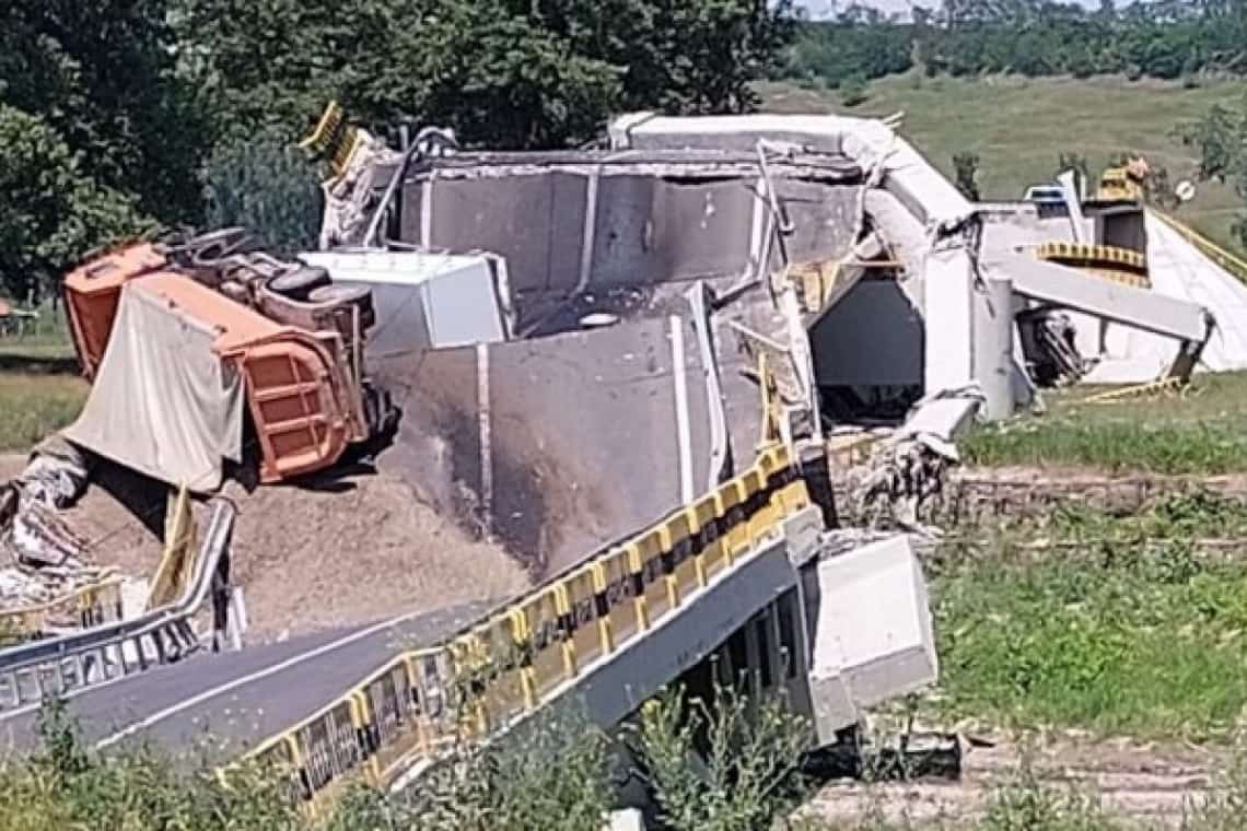 Verificări și anchete penale după prăbușirea podului peste râul Siret, din județul Neamț