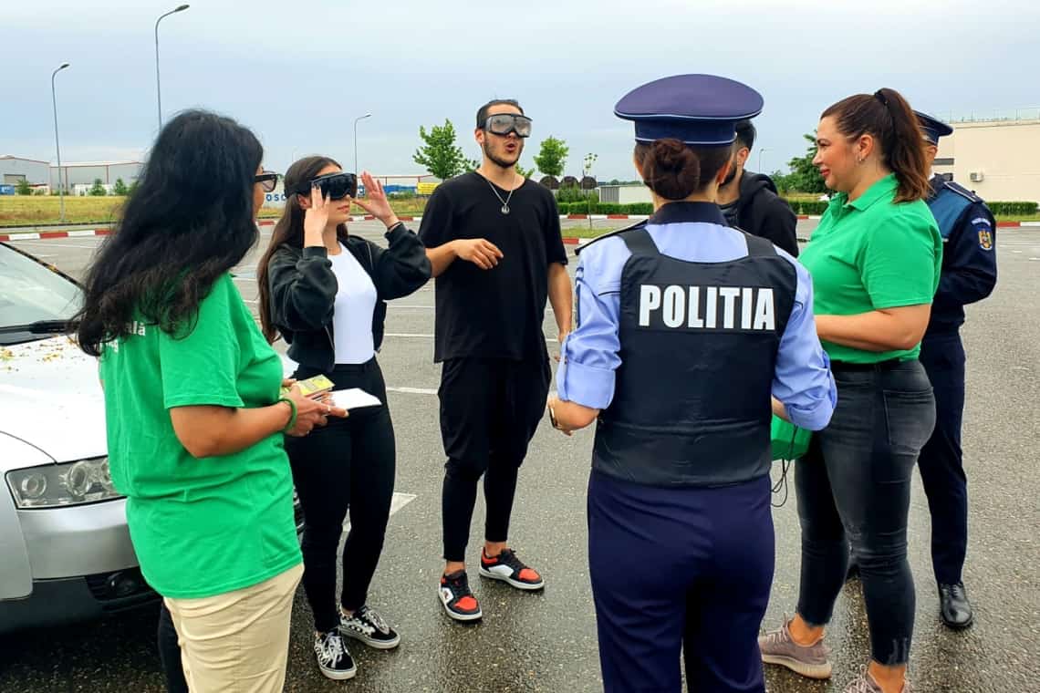 Ochelari care simulează acțiunea drogurilor asupra consumatorilor, testați de ploieșteni, în Parcul Vest și Parcul de la Sala Sporturilor Olimpia