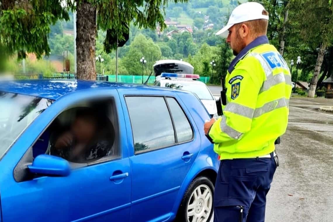 Cât l-au costat șicanele în trafic și agresivitatea verbală pe un tânăr de 26 de ani, prins de polițiști în comuna Măneciu