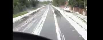 Video/ Strat gros de grindină, depus în zona localității prahovene Târgșoru Vechi
