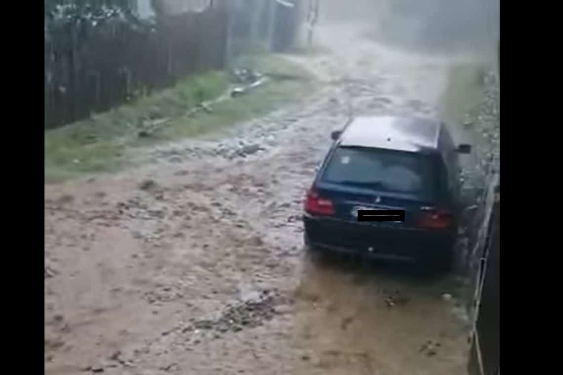 Furtuna a transformat ulițele din Cerașu în albii de râu!