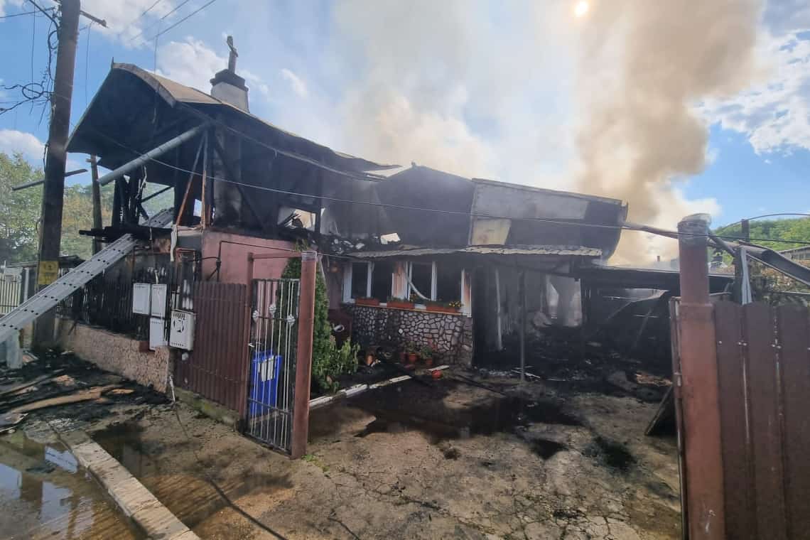 Update/Un incendiu violent a cuprins trei case din orașul Băicoi. Pompierii intervin cu cinci autospeciale