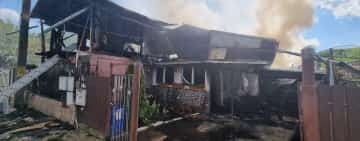 Update/Un incendiu violent a cuprins trei case din orașul Băicoi. Pompierii intervin cu cinci autospeciale