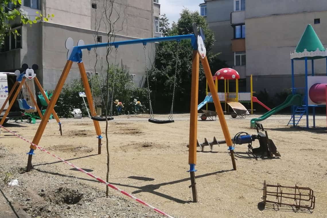 Se reface locul de joacă pentru copii de pe strada Arieșului, din cartierul Mihai Bravu. Când vor fi înlocuite și băncile rupte?