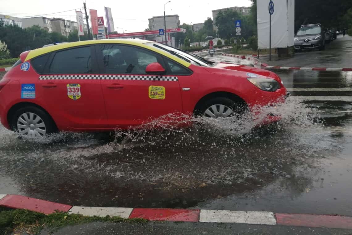 O ploaie de vară și canalizarea din cartierul Mihai Bravu a dat, din nou, rateuri!