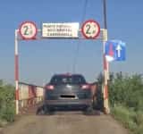 Podețul șubred de la Pantazi, în pericol (și) din cauza șoferilor inconștienți?