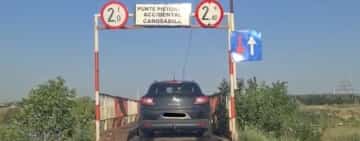 Podețul șubred de la Pantazi, în pericol (și) din cauza șoferilor inconștienți?