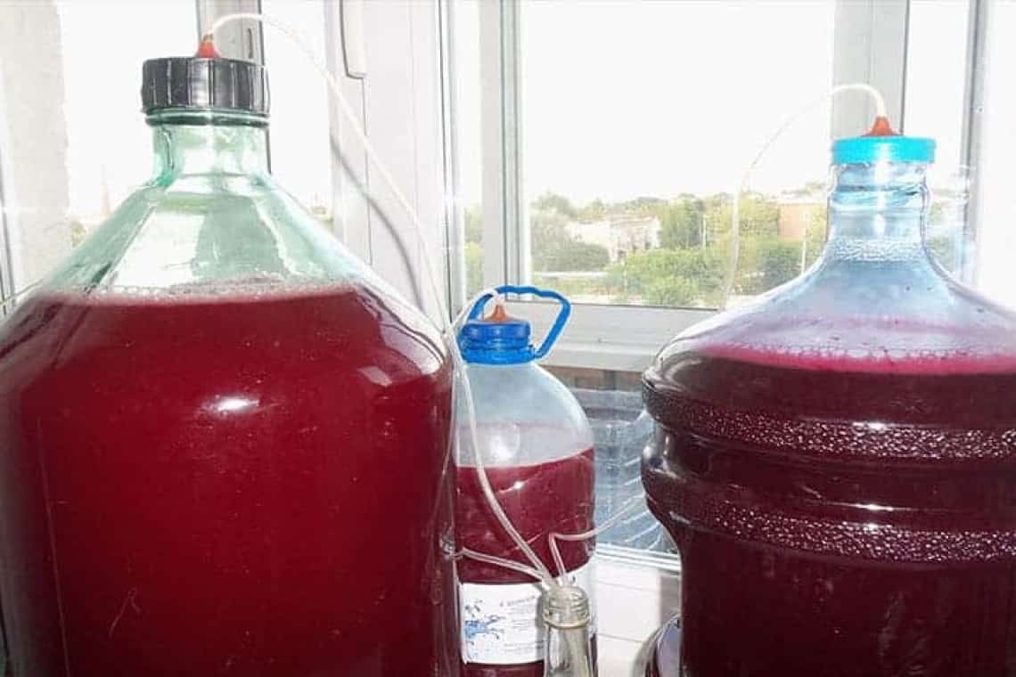 Șofer din Republica Moldova, prins la furat de... vin din autocisterna cu care transporta licoarea lui Bachus