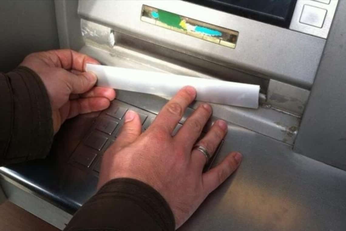 Hoți din ATM-uri, "călcați" de polițiștii prahoveni