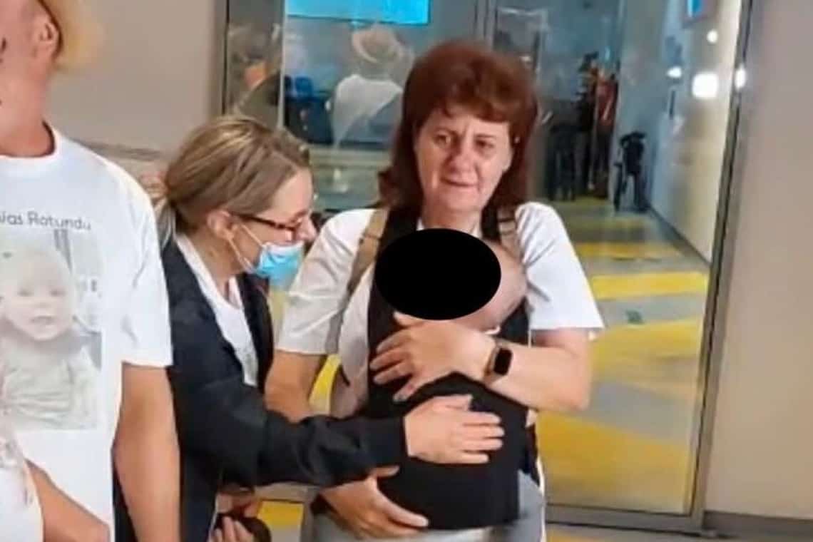 Copilașul despărțit de părinții români, în Danemarca, a ajuns în grija bunicilor din România