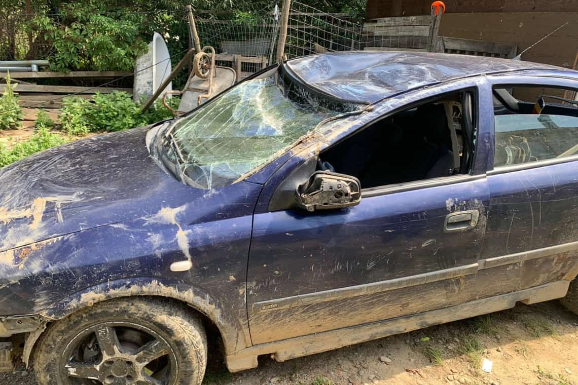 Urmărire cu zeci de focuri de armă, pentru prinderea unui șofer beat, fără permis, aflat la volanul unei mașini cu numere false