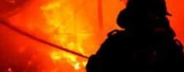 Incendiu într-un cămin de nefamiliști din Brazi. Pompierii intervin cu mai multe autospeciale