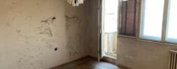 Ai 35.000 de euro și nu știi ce să faci cu ei? Cumpără cel mai murdar apartament de pe piața imobiliară din Ploiești și renovează-l!