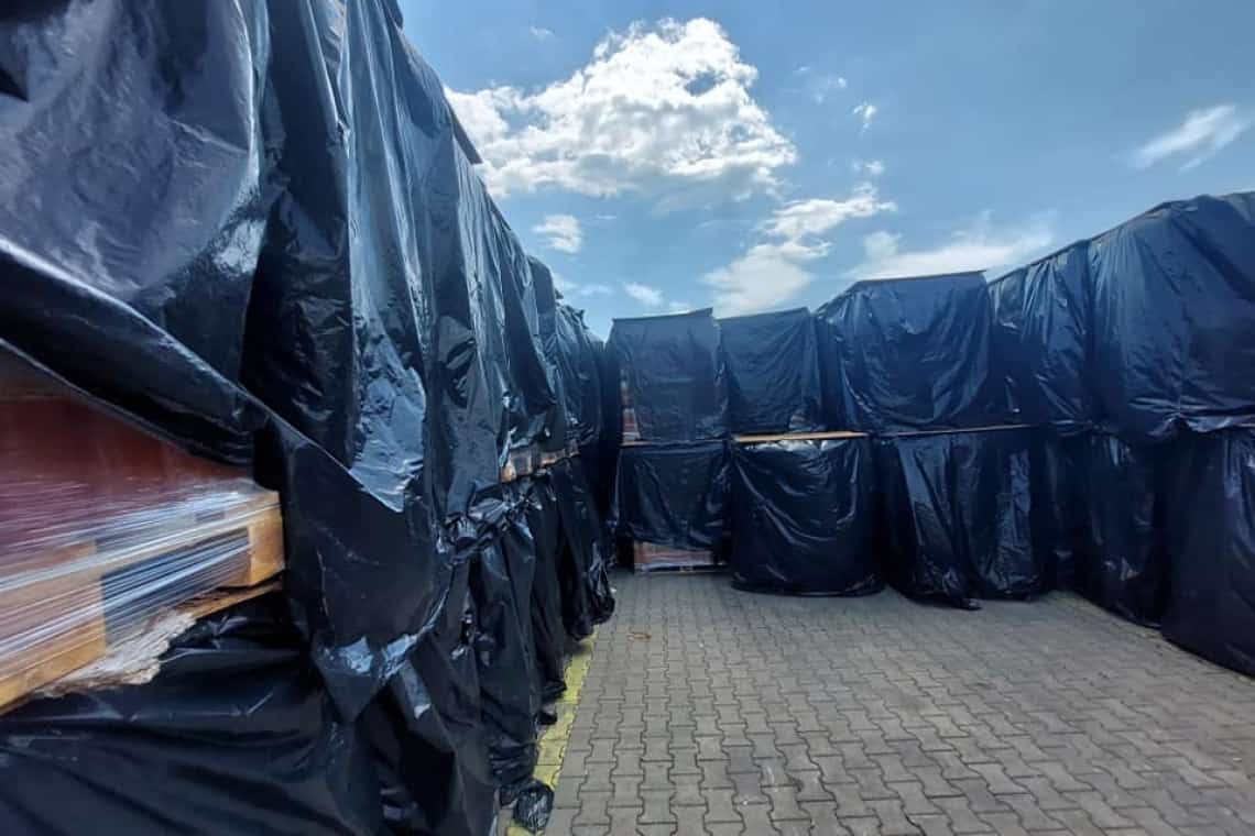 Cantitate impresionantă de sucuri marca Tymbark, retrasă de la comercializare de comisarii pentru protecția consumatorilor Prahova. Sticlele erau ținute în plin soare!