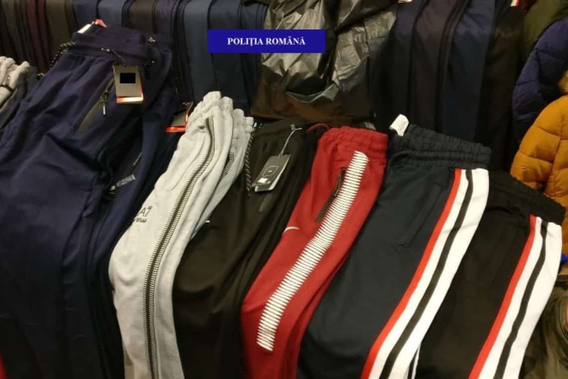 Sute de obiecte de îmbrăcăminte contrafăcute au fost confiscate de polițiștii prahoveni
