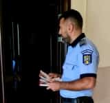 Polițiștii ploieșteni merg din ușă-n ușă să învețe populația cum să se ferească de hoți