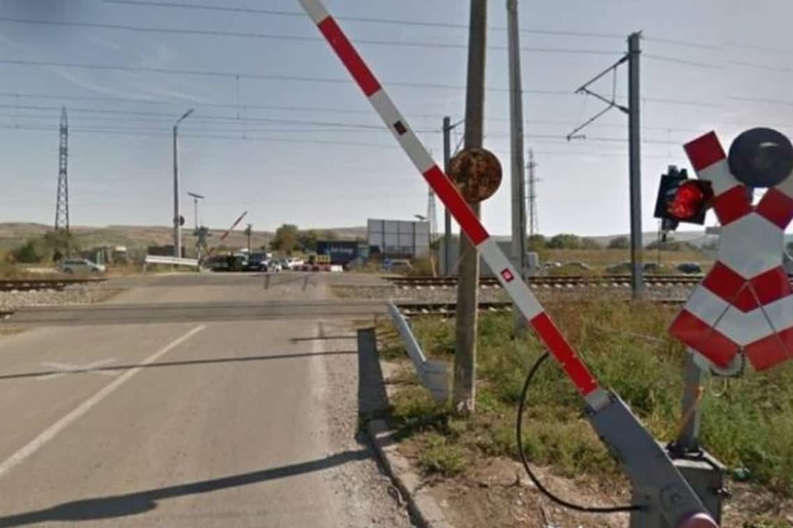 Se închide circulaţia rutieră pe DJ 102D, în zona trecerii la nivel cu linia ferată Mizil - Săhăteni