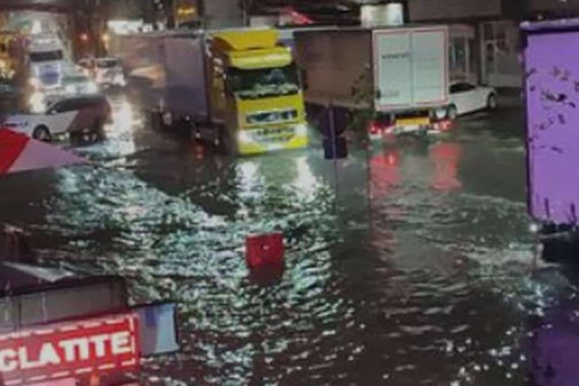Jale în Bușteni, după ploaia torențială de marți seară/Rețeaua de canalizare, blocată complet!