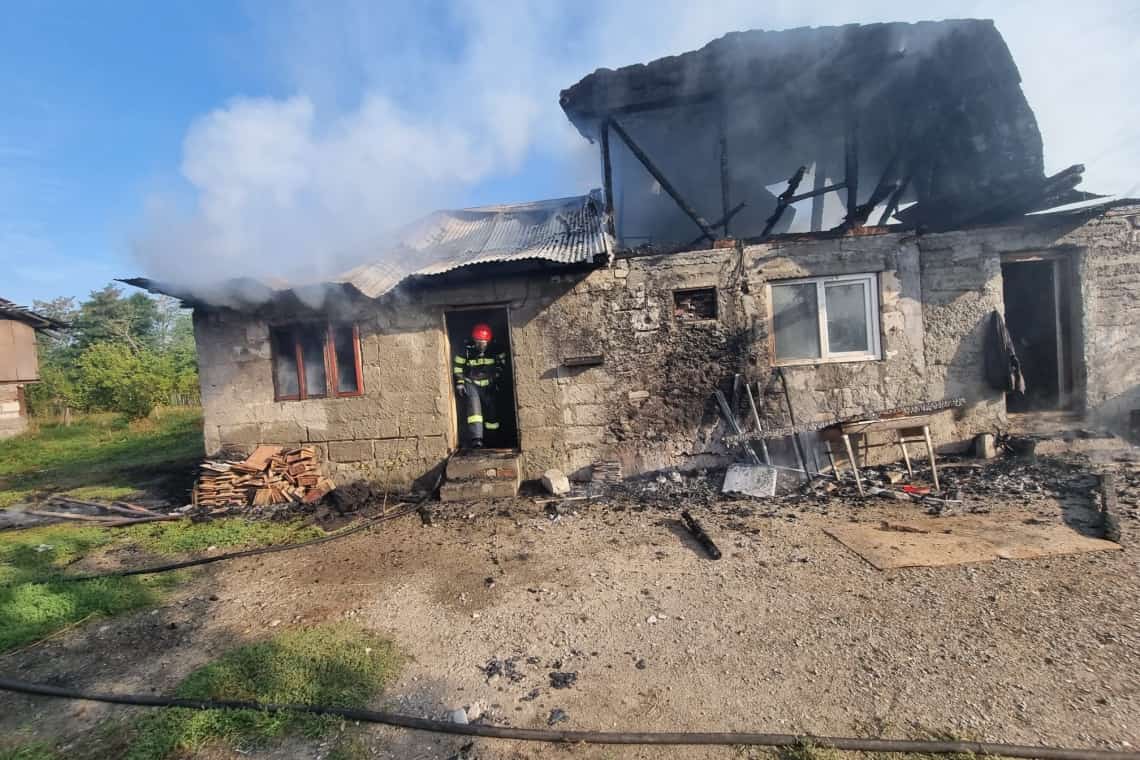 Incendiu în comuna Brebu/Acoperișul unei case - mistuit de flăcări