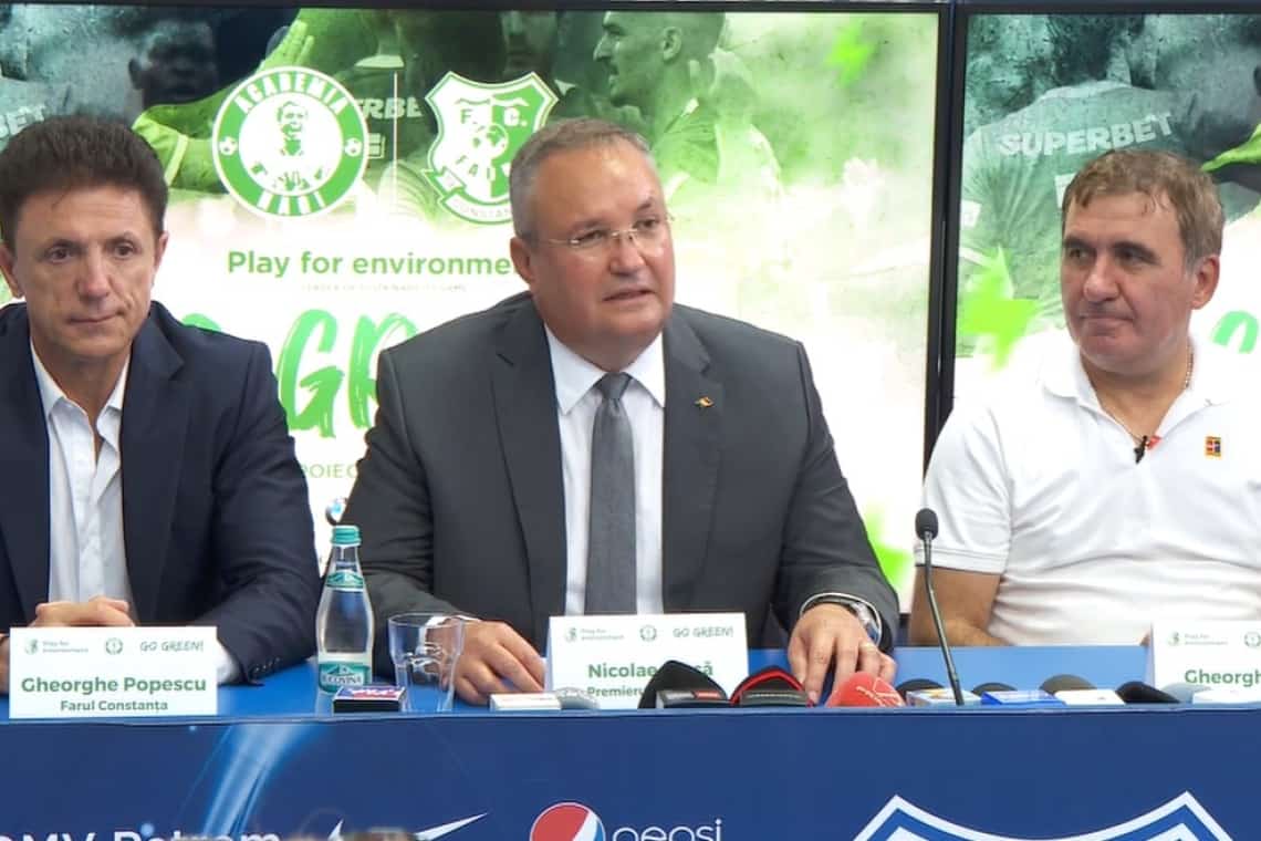 Premierul Ciucă și fotbaliștii de aur ai României, la inaugurarea unui teren al Academiei ”Gheorghe Hagi”