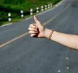 Pățania unui bărbat care a dus două autostopiste de la Buzău la Mizil