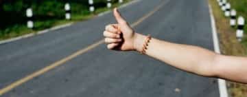 Pățania unui bărbat care a dus două autostopiste de la Buzău la Mizil