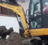 Un sucevean beat a distrus cu excavatorul gardurile a două imobile din comuna Cornu