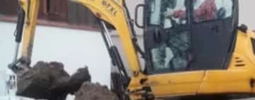 Un sucevean beat a distrus cu excavatorul gardurile a două imobile din comuna Cornu
