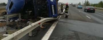 O autobasculantă plină cu balast s-a răsturnat pe autostrada București-Ploiești