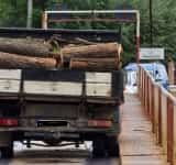 O autoutilitară plină cu lemne neasigurate, pericol pe podul de la Pantazi!