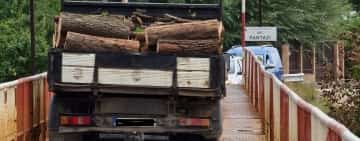 O autoutilitară plină cu lemne neasigurate, pericol pe podul de la Pantazi!