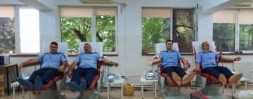 O șansă în plus pentru pacienții din spitale! Jandarmii prahoveni au donat sânge pentru a le veni în ajutor celor ce au nevoie de transfuzii
