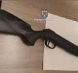 Un întreg arsenal, găsit de polițiști la perchezițiile efectuate la domiciliul unui tânăr din comuna Cărbunești