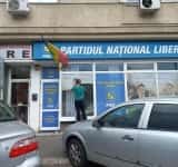 S-a rupt definitiv lanțul de iubire liberală! Andrei Volosevici, dezlipit din geamul filialei PNL Ploiești