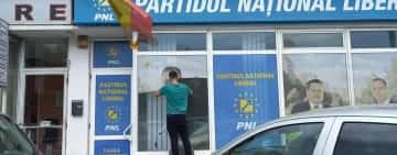 S-a rupt definitiv lanțul de iubire liberală! Andrei Volosevici, dezlipit din geamul filialei PNL Ploiești