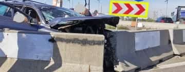 Un șofer a intrat cu mașina în sensul giratoriu de pe A3, lângă Ploiești. Patru persoane au fost rănite