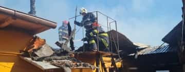 Galerie foto/Două case și o anexă gospodărească au fost cuprinse de flăcări, la Ariceștii Rahtivani