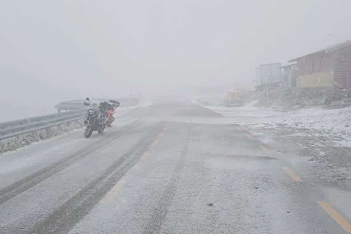Mergeți pe Transalpina? Echipați-vă autoturismele cu anvelope de iarnă!