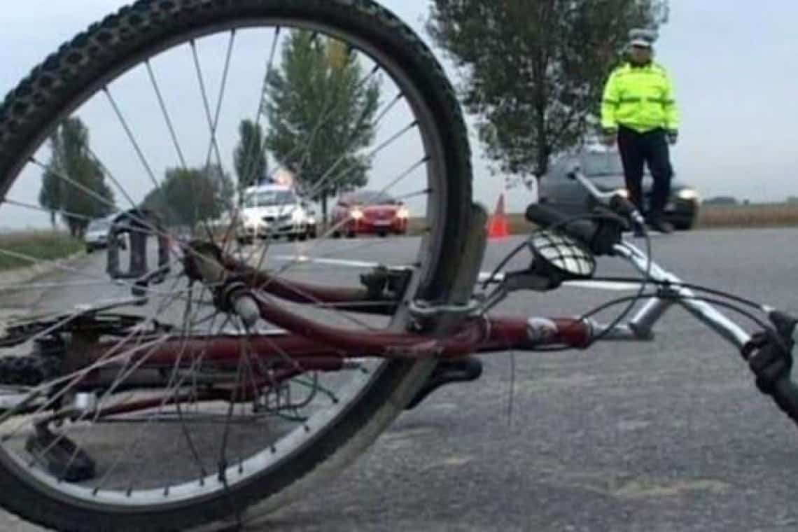 Accident pe Transbucegi. Un biciclist a ajuns la spital după ce a intrat într-un camion