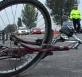 Accident pe Transbucegi. Un biciclist a ajuns la spital după ce a intrat într-un camion