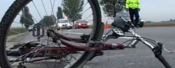 Accident pe Transbucegi. Un biciclist a ajuns la spital după ce a intrat într-un camion