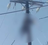 Un bărbat s-a electrocutat pe un stâlp din Pucheni. Pompierii intervin cu o autoscară de salvare de la înălțime
