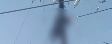Un bărbat s-a electrocutat pe un stâlp din Pucheni. Pompierii intervin cu o autoscară de salvare de la înălțime