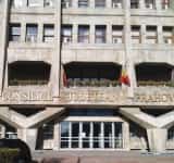 Afișe cu reluarea furnizării apei calde în Ploiești când puneți? Ce mesaje au fost lipite pe holurile și la toaletele Consiliului Județean Prahova!